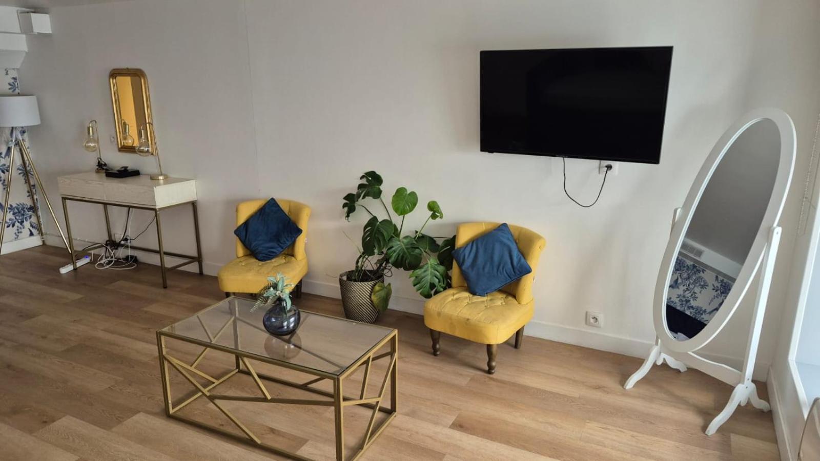 Modern French Canal St Martin Apartment *