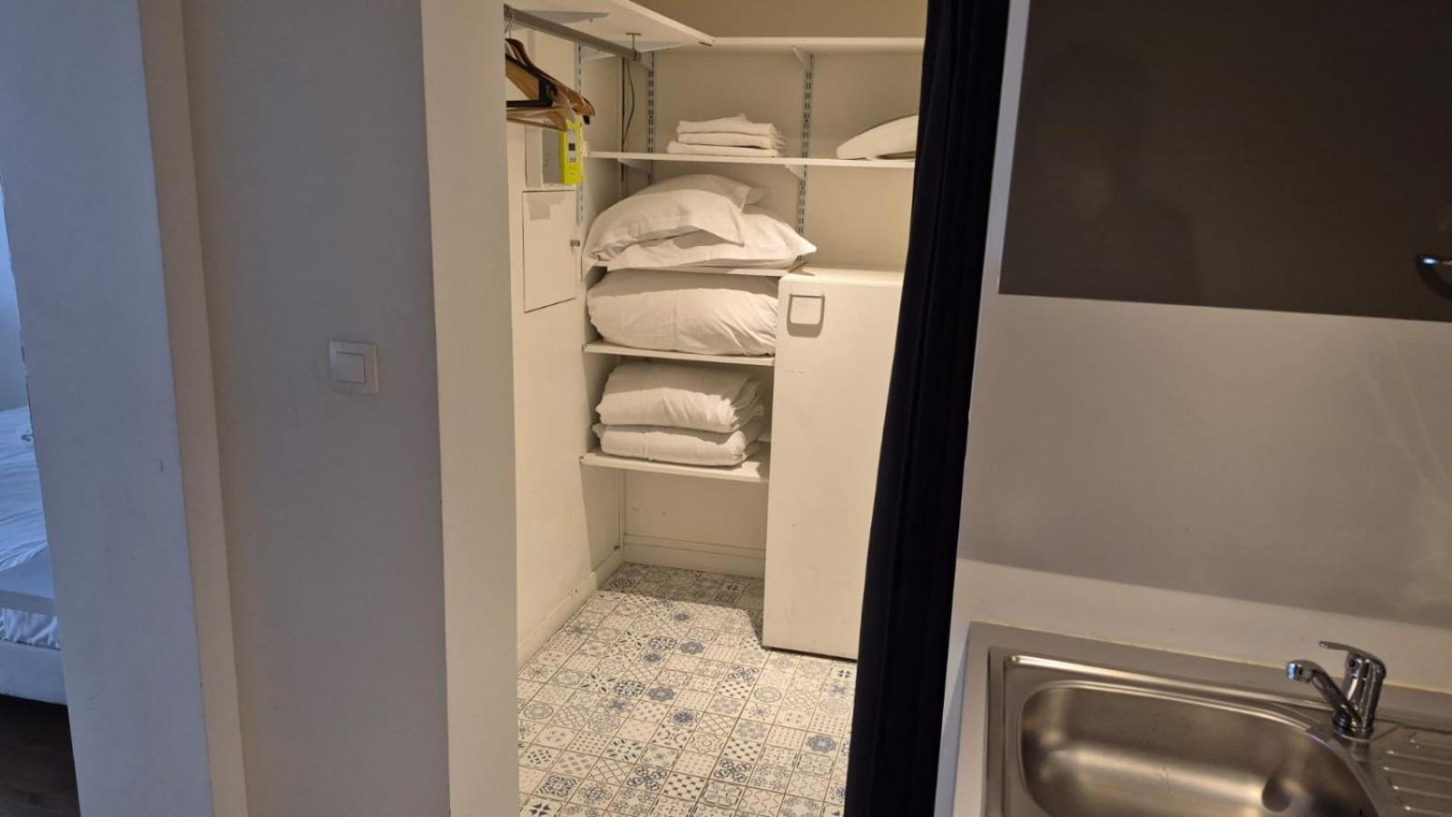 Modern French Canal St Martin Appartement *